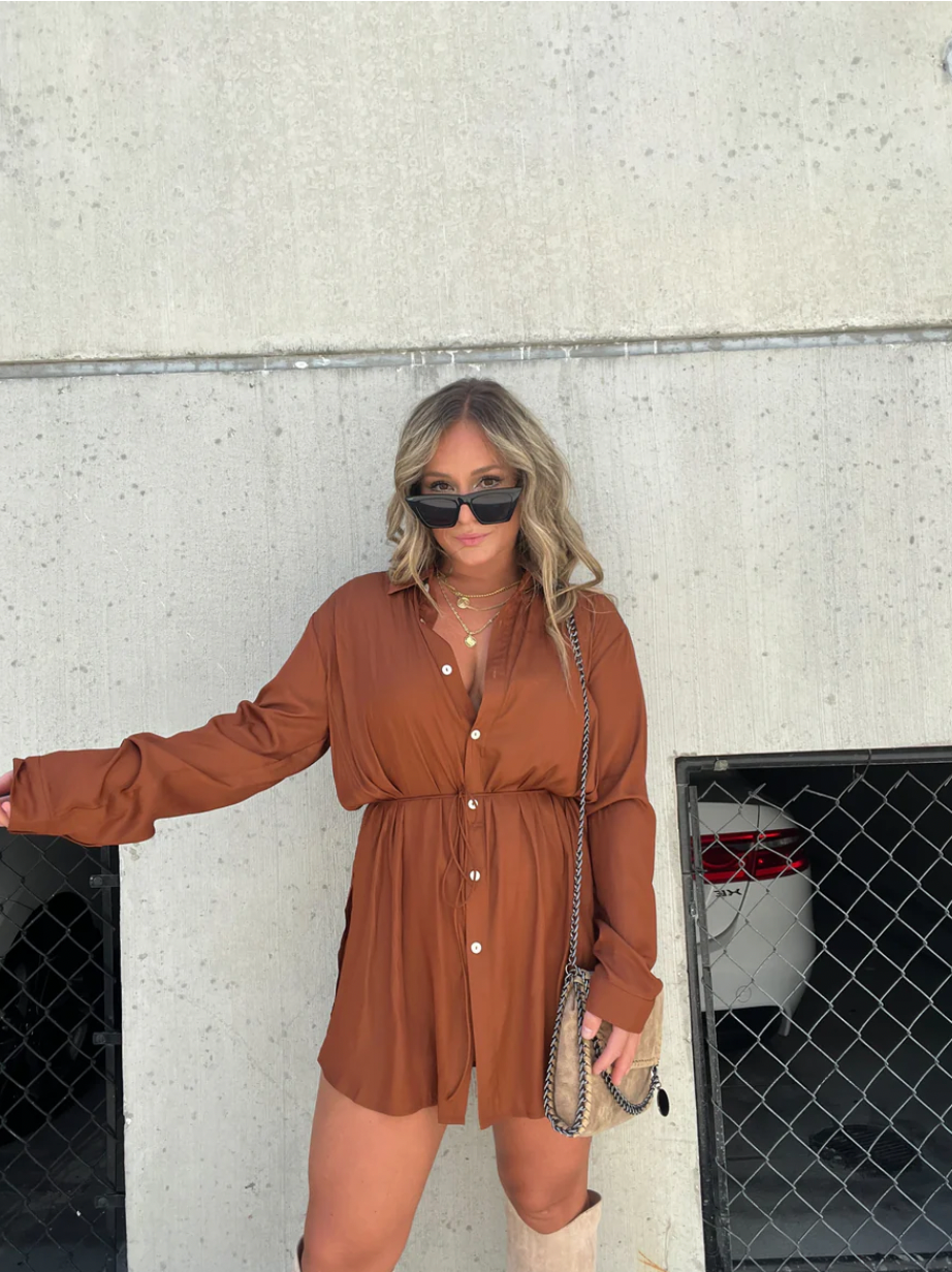 Abito camicia a maniche lunghe in tinta unita alla moda