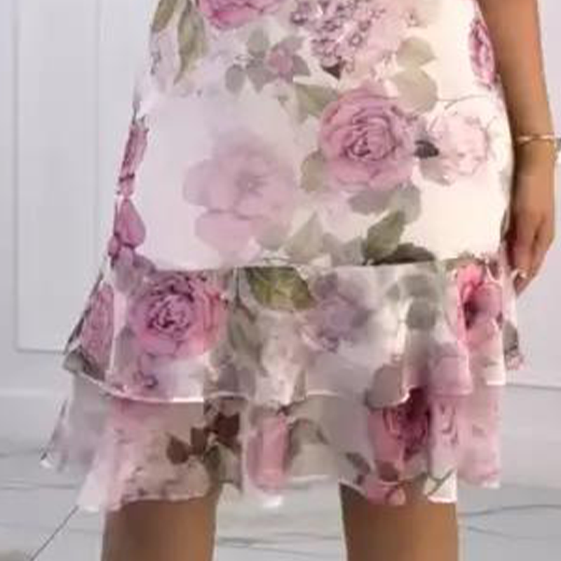 Vestido rosa em camadas com babados