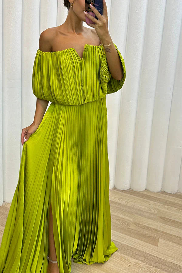 Vestido maxi plissado com ombros largos e cintura elástica