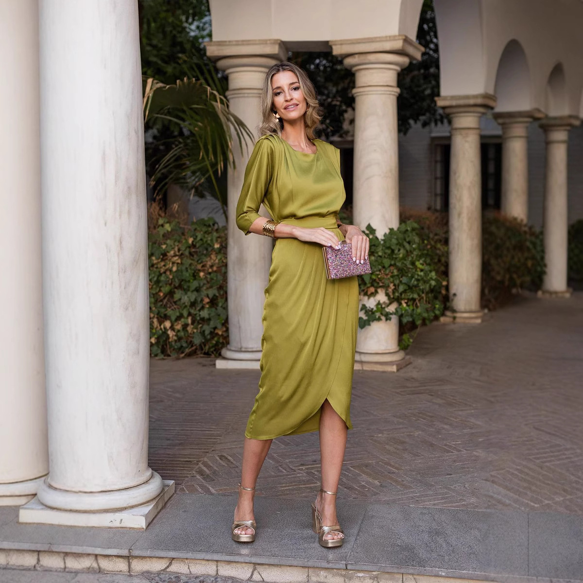 Vestido midi de cetim, decote redondo e mangas curtas, cor sólida
