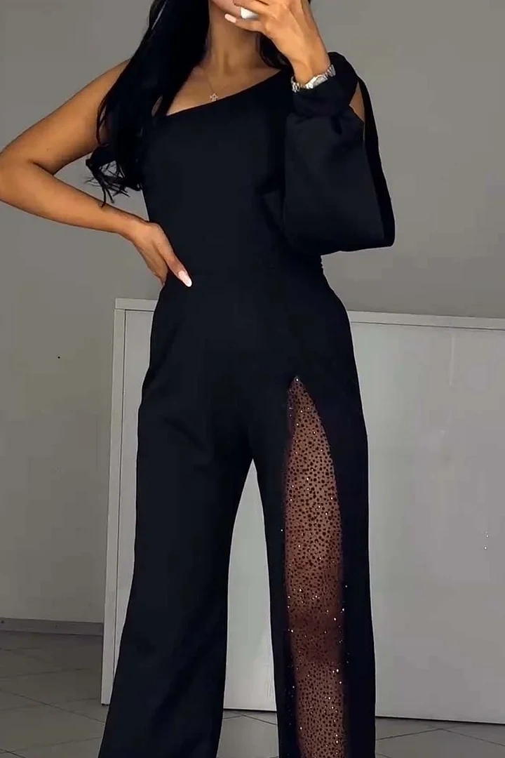 Tuta da donna elegante e sexy con spalle scese e spacco alto
