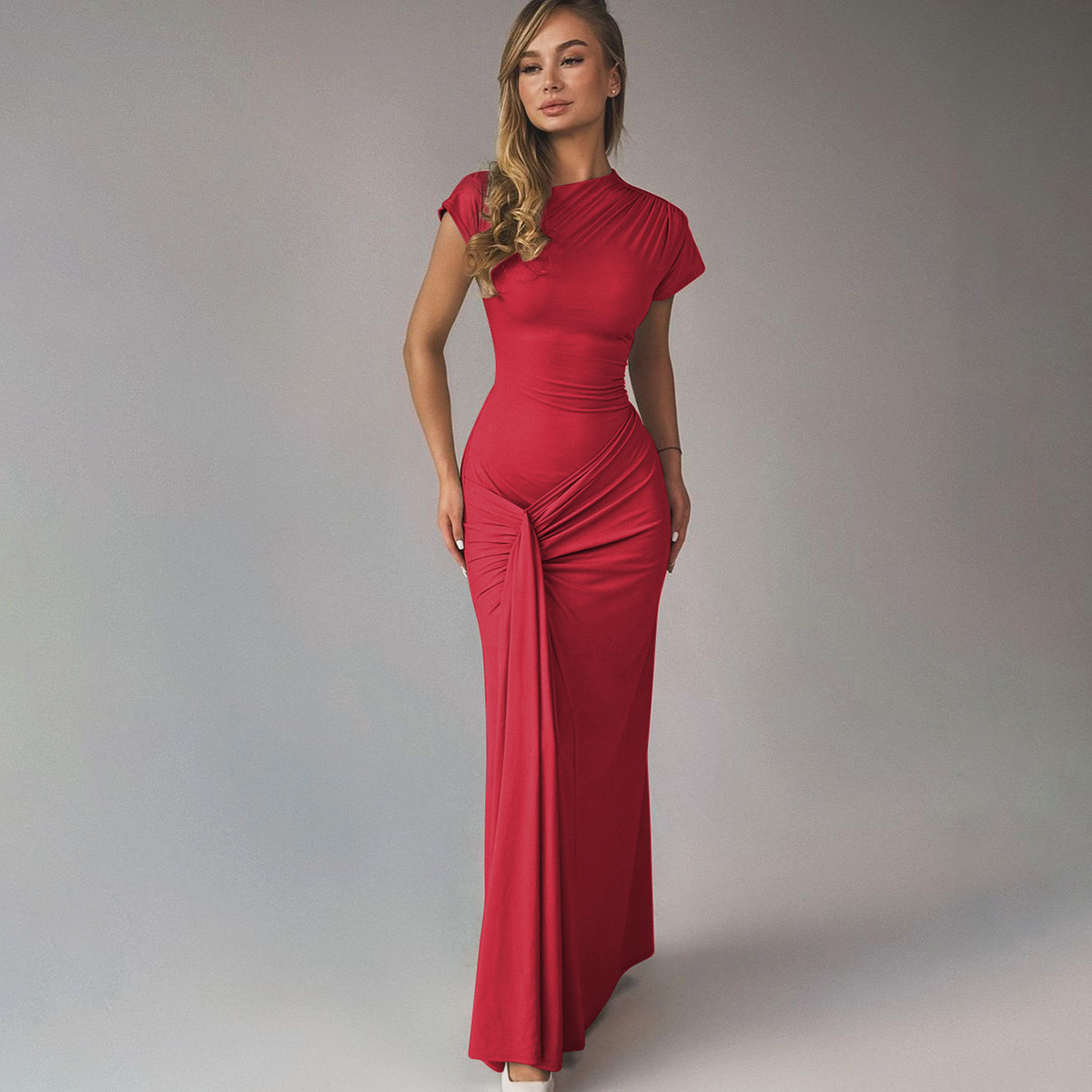 Um vestido plissado com mangas curtas e rendas, ajustado ao corpo💗