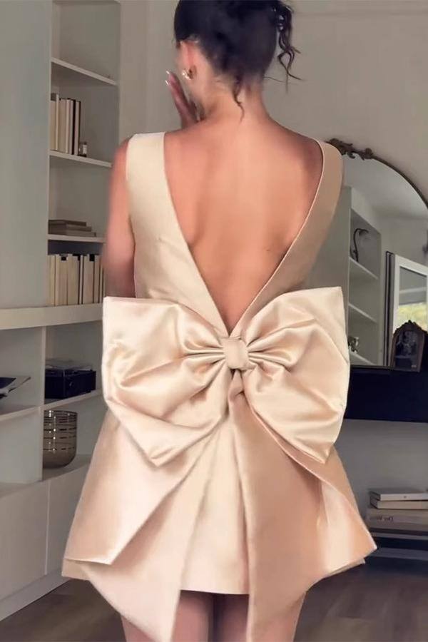 Minivestido com decote quadrado e detalhe de laço de cetim personalizado