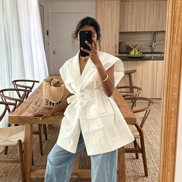 Camicia da donna in cotone bianco alla moda e ampia