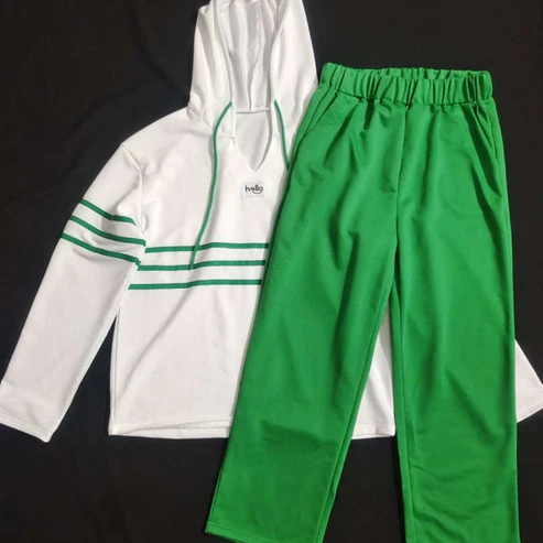 Completo felpa con cappuccio e pantaloni a righe da donna