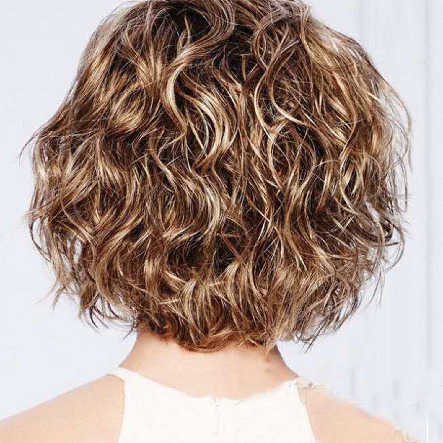 🙋Short, voluminous and curly hair with oblique fringes.