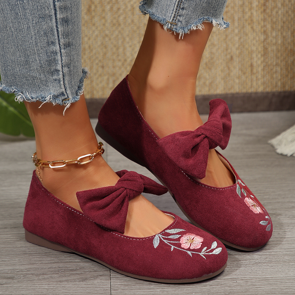 Novos sapatos baixos Mary Jane com fita bordada