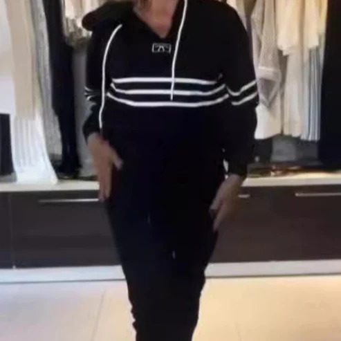 Completo felpa con cappuccio e pantaloni a righe da donna