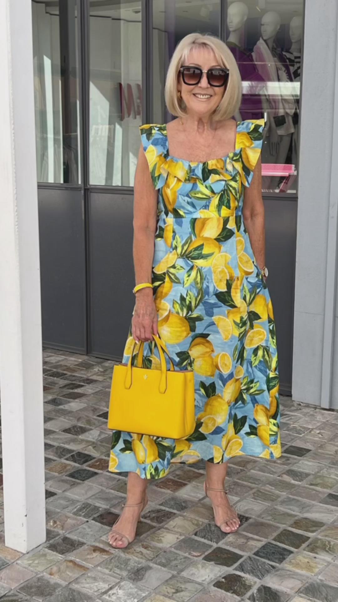 Vestido túnica plus size estampa limão