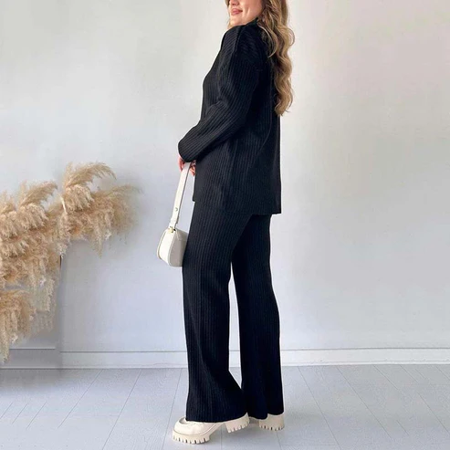 Completo da donna in maglia a coste con pantaloni a spacco