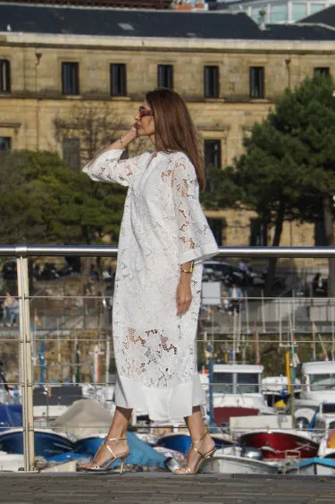 Elegante abito in pizzo da donna con scollo a V