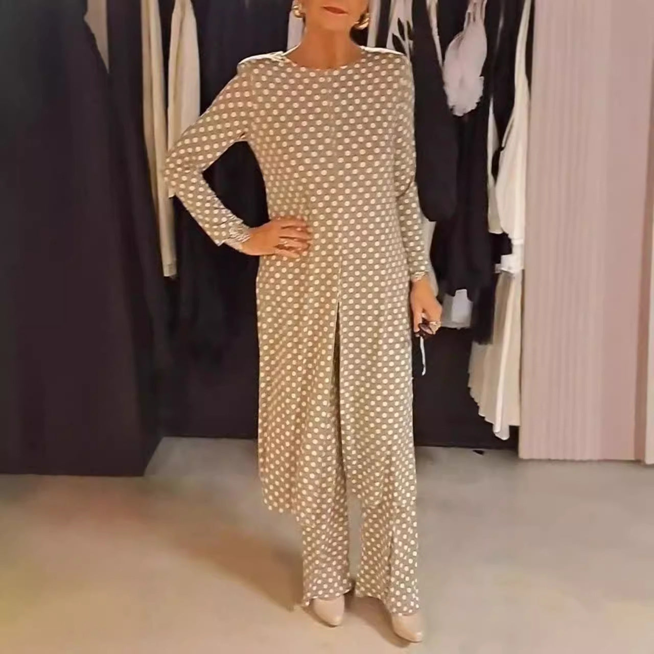 Tuta da donna con stampa a pois e maniche lunghe e scollo tondo
