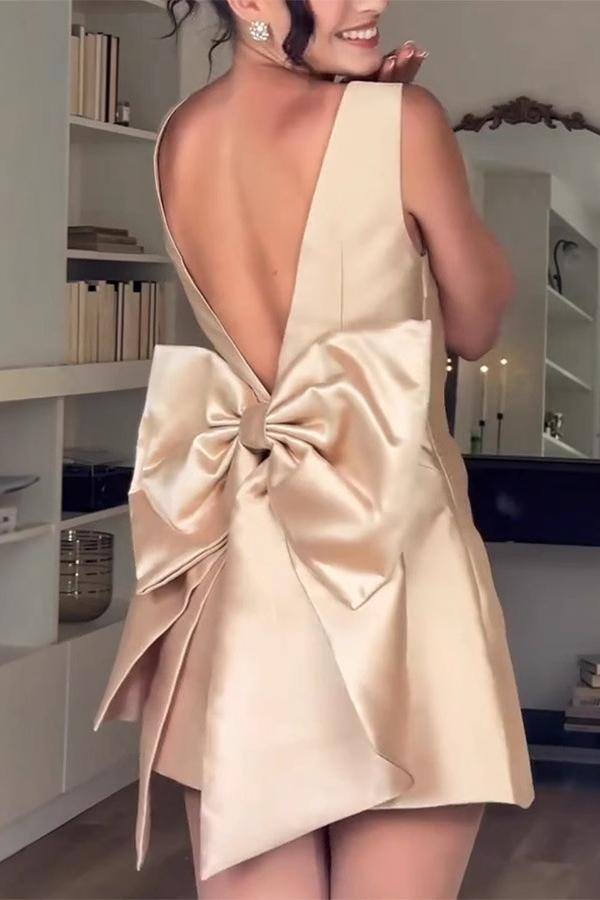 Minivestido com decote quadrado e detalhe de laço de cetim personalizado