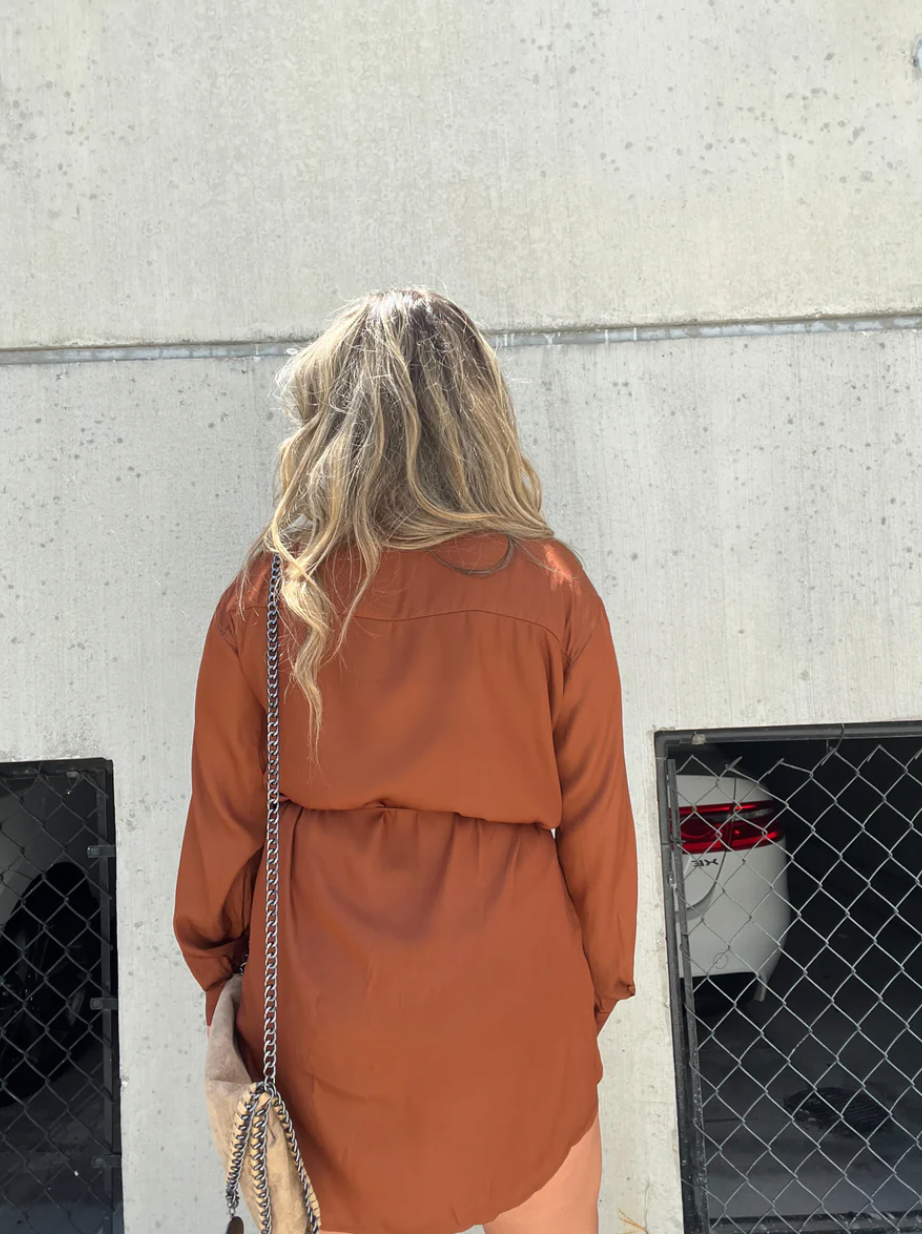 Abito camicia a maniche lunghe in tinta unita alla moda