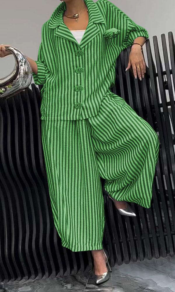 Completo due pezzi con top e pantaloni a righe comode da donna