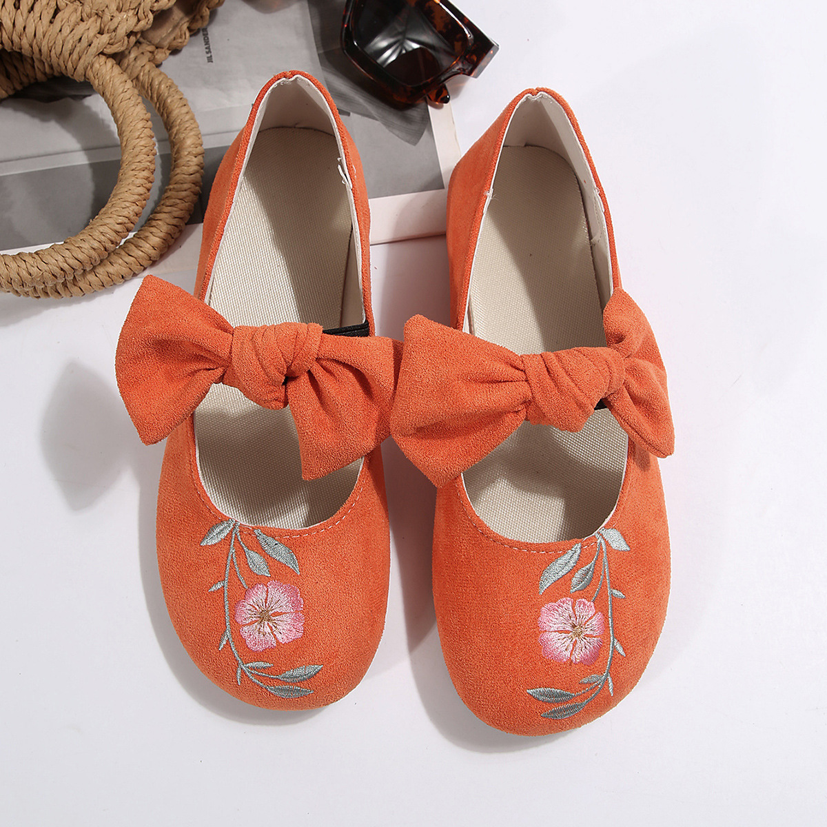 Novos sapatos baixos Mary Jane com fita bordada