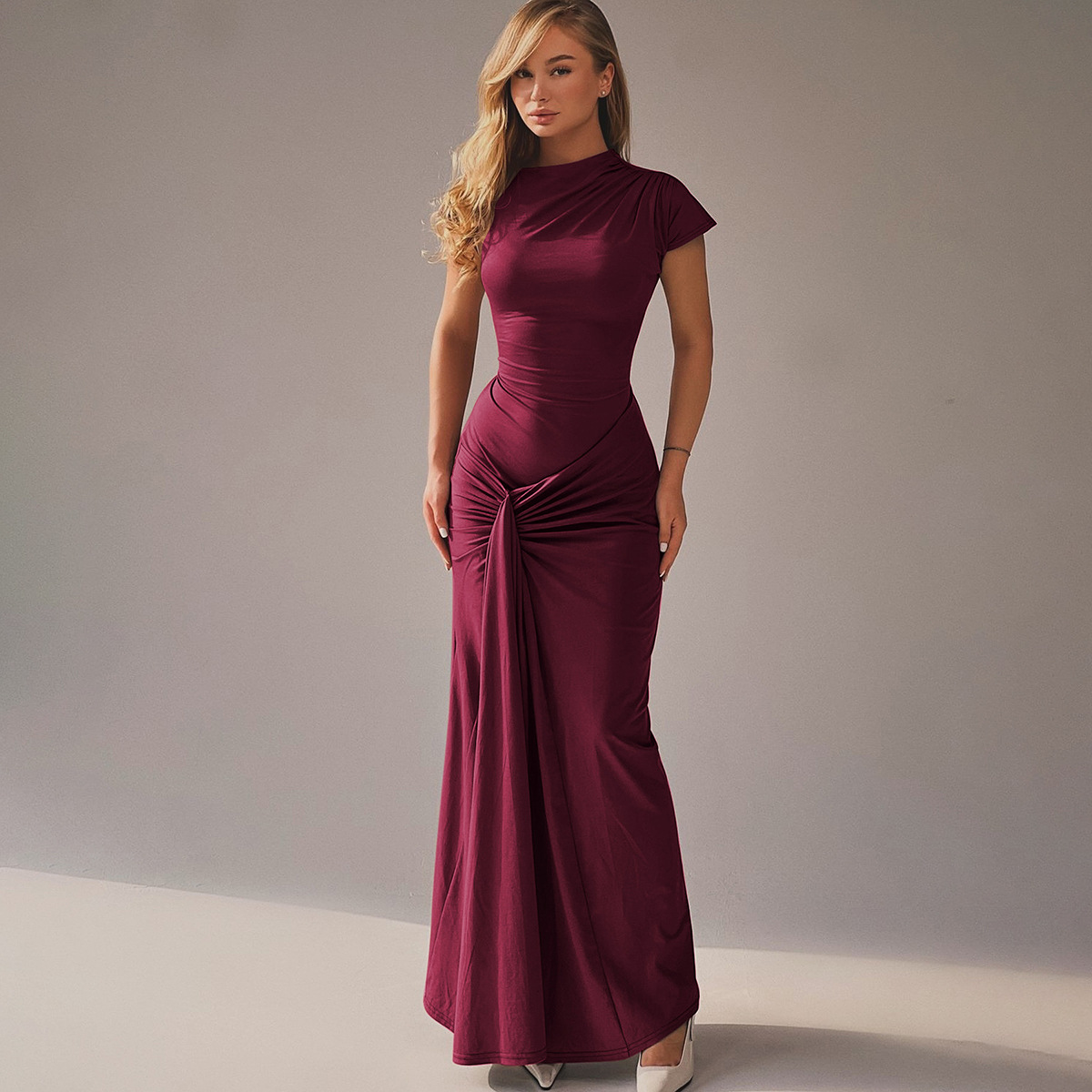 Um vestido plissado com mangas curtas e rendas, ajustado ao corpo💗