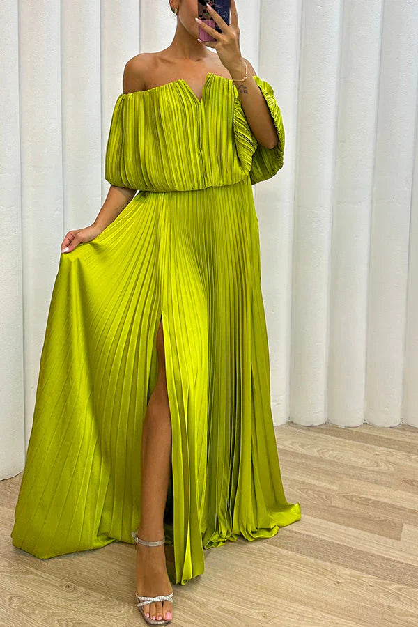 Vestido maxi plissado com ombros largos e cintura elástica