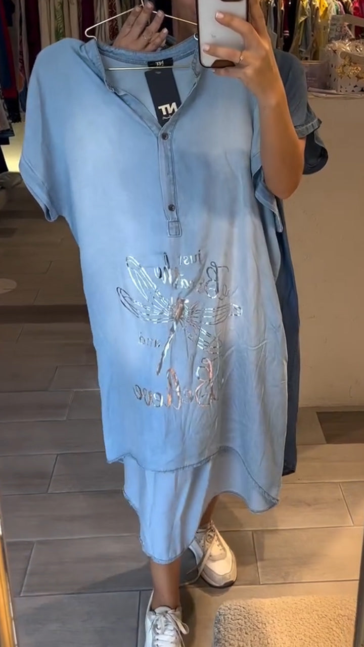 Vestido jeans casual feminino com decote em V e gola semiaberta, fechado com botões.