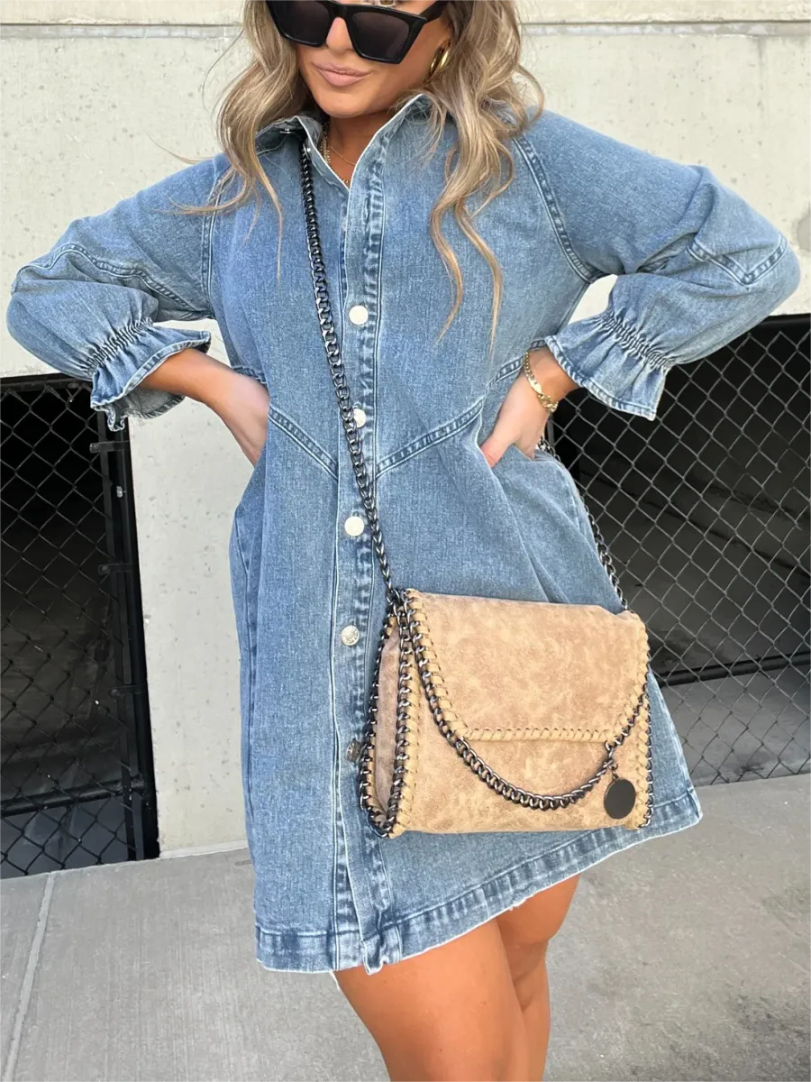 Vestido jeans com camisa solta e manga sino com decote em V