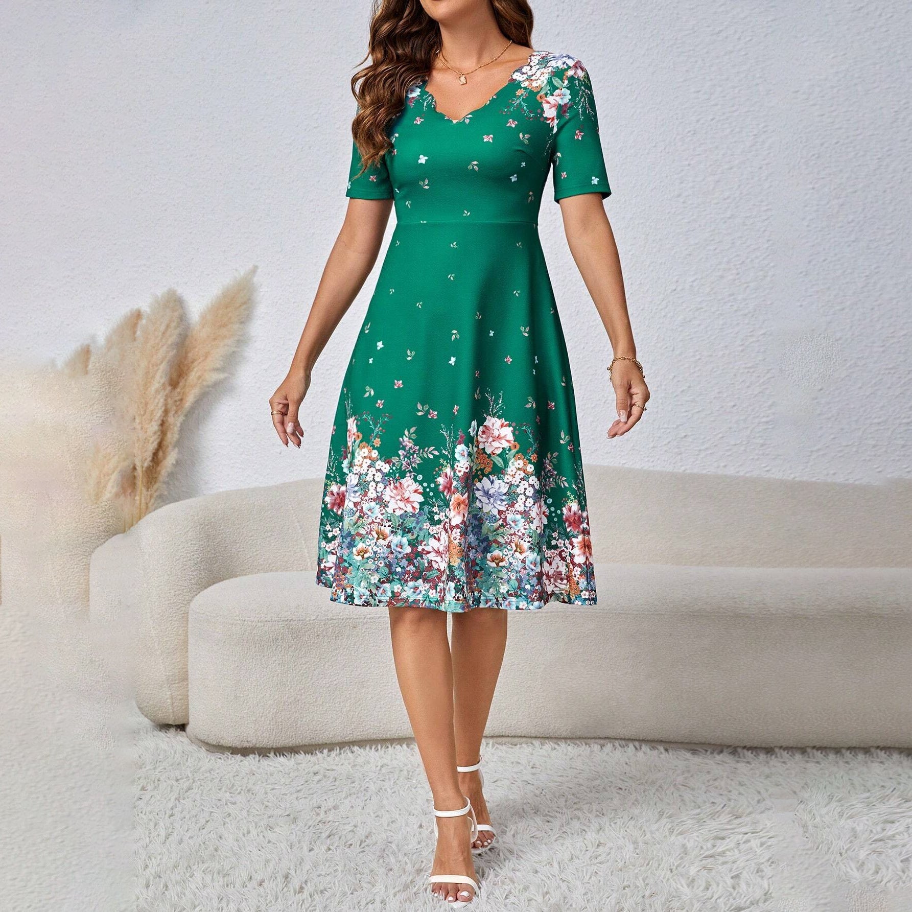 Vestido solto com decote em V ondulado