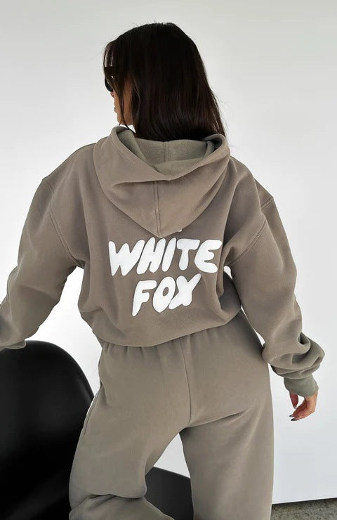 Um novo conjunto de duas peças de sweatshirt desportiva com capuz