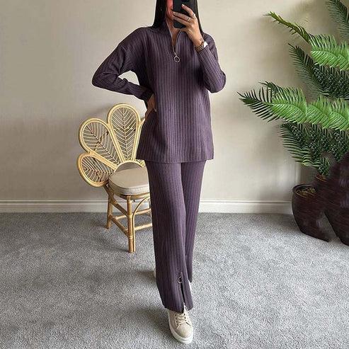 Completo da donna in maglia a coste con pantaloni a spacco