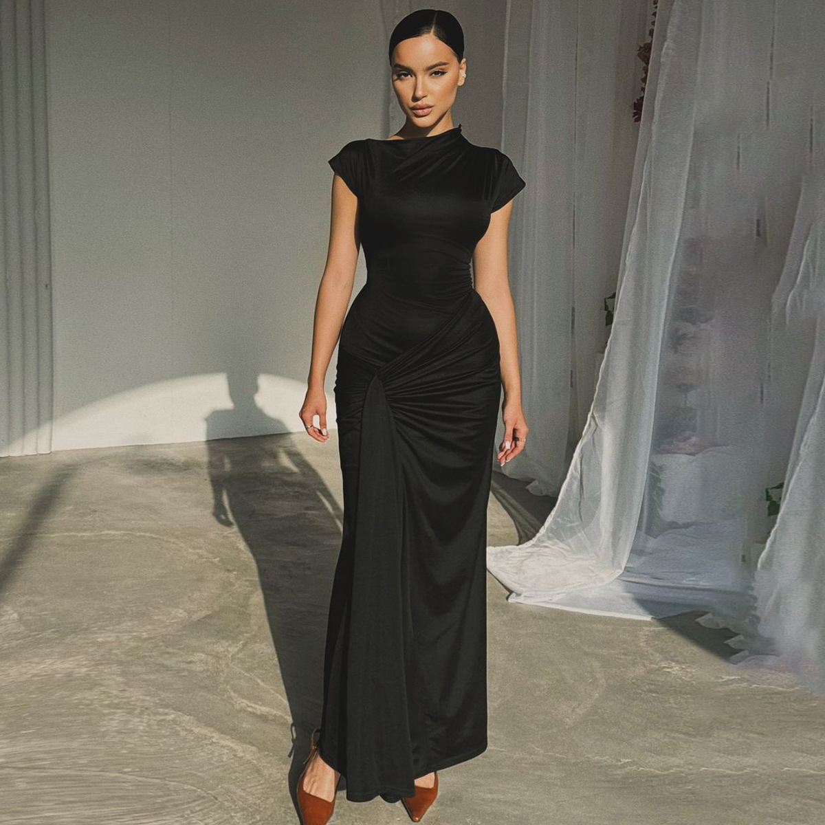 Um vestido plissado com mangas curtas e rendas, ajustado ao corpo💗