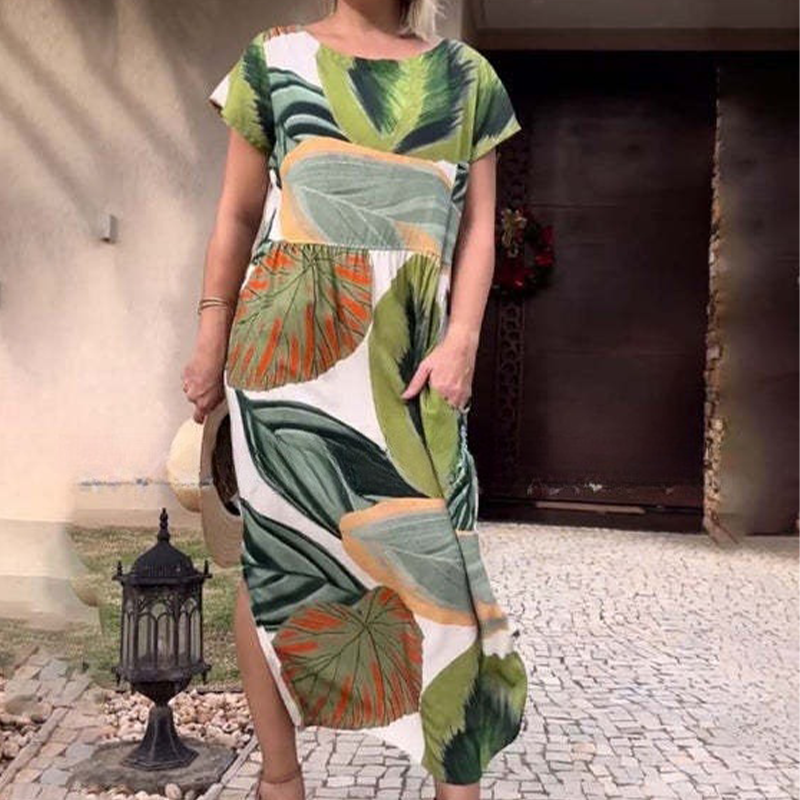 Vestido com estampa de folhas, decote redondo e fenda lateral