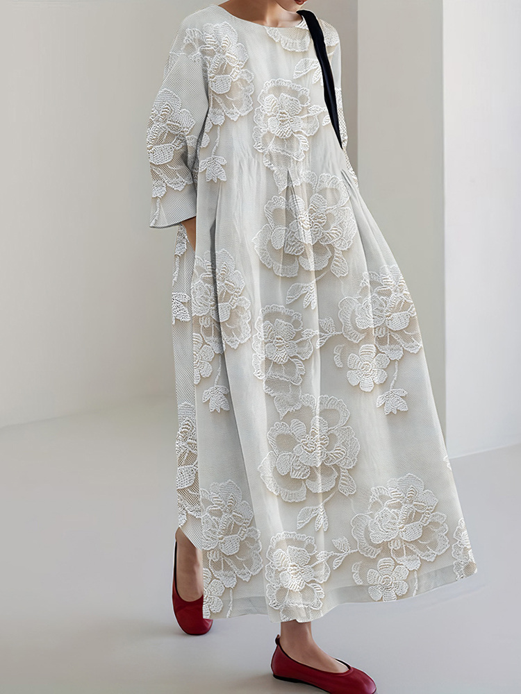 Vestido midi solto com estampa floral de renda e gola redonda