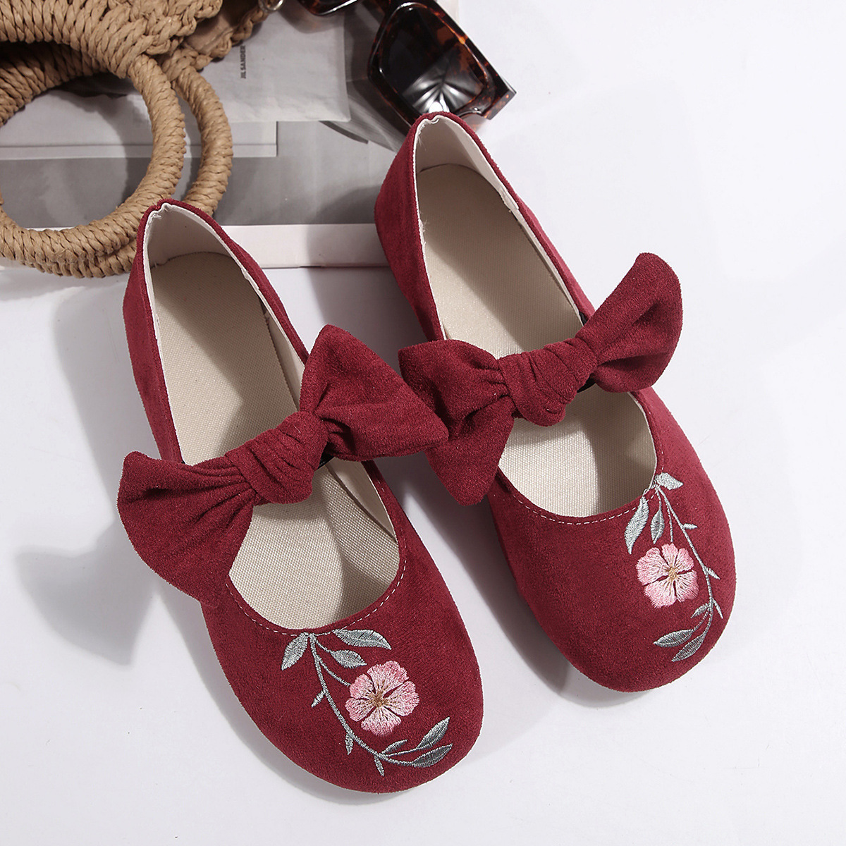 Novos sapatos baixos Mary Jane com fita bordada
