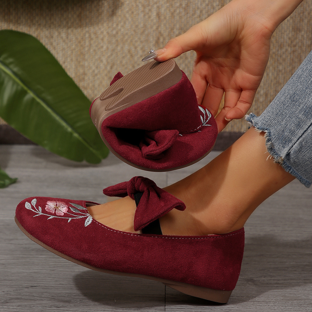 Novos sapatos baixos Mary Jane com fita bordada