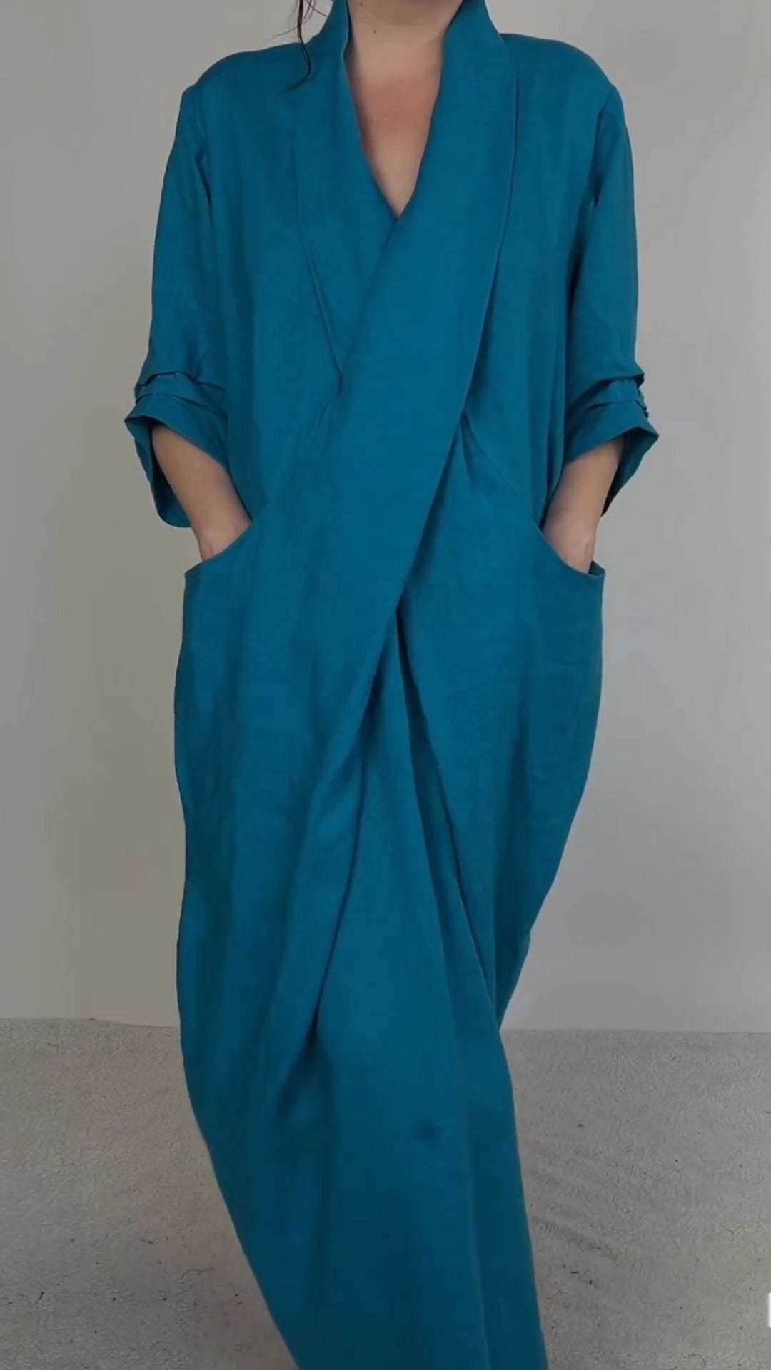 Vestido com bolso grande e decote em V, linho, minimalista