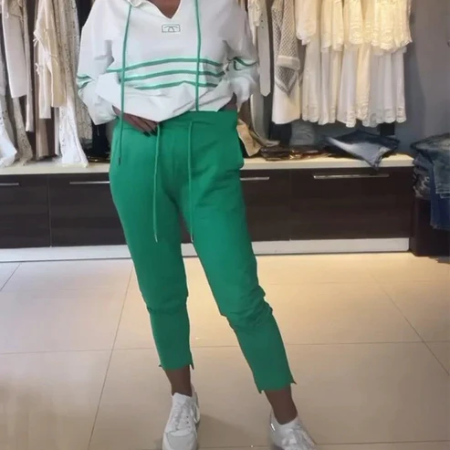 Completo felpa con cappuccio e pantaloni a righe da donna