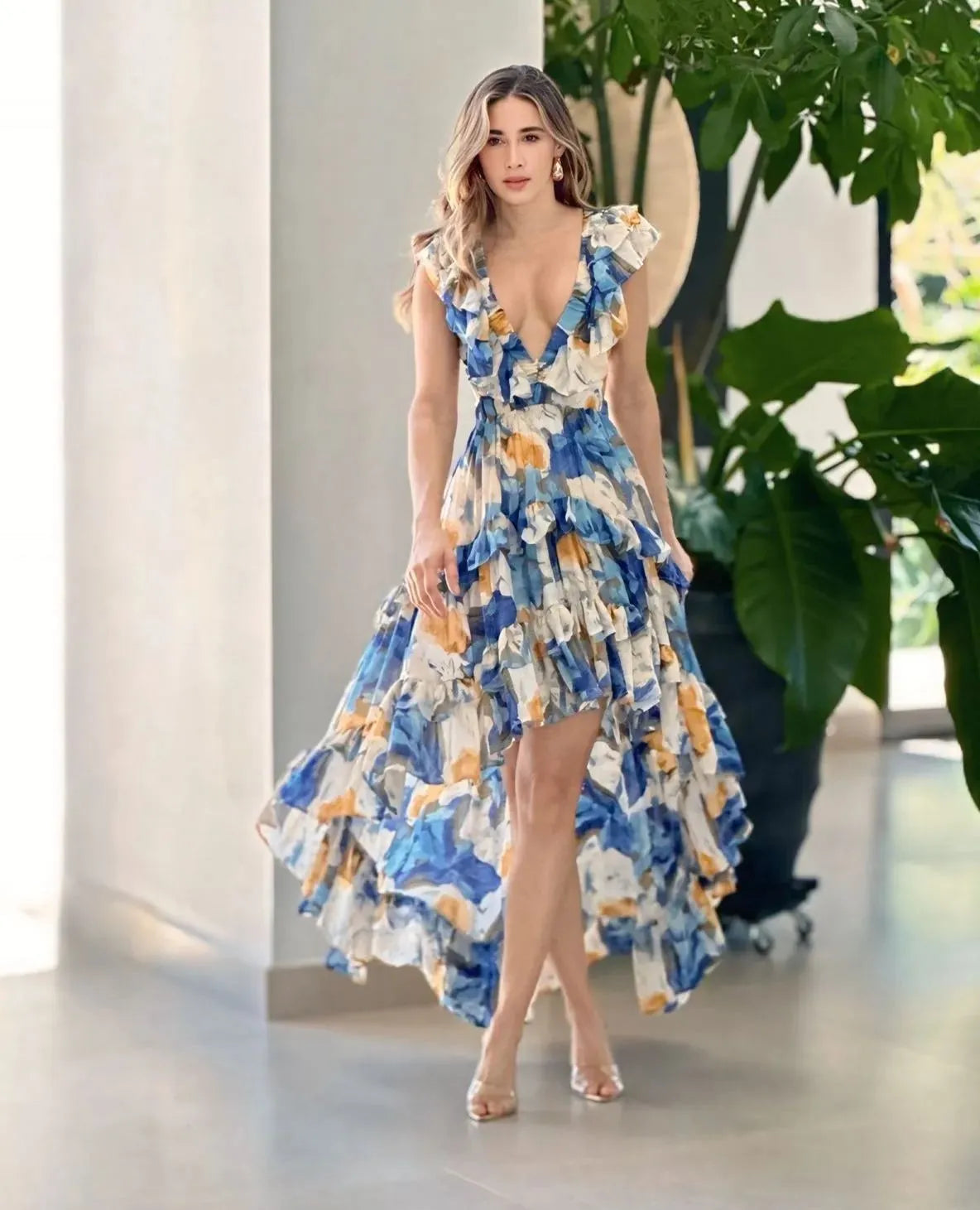 Vestido elegante com decote em V irregular sem costas