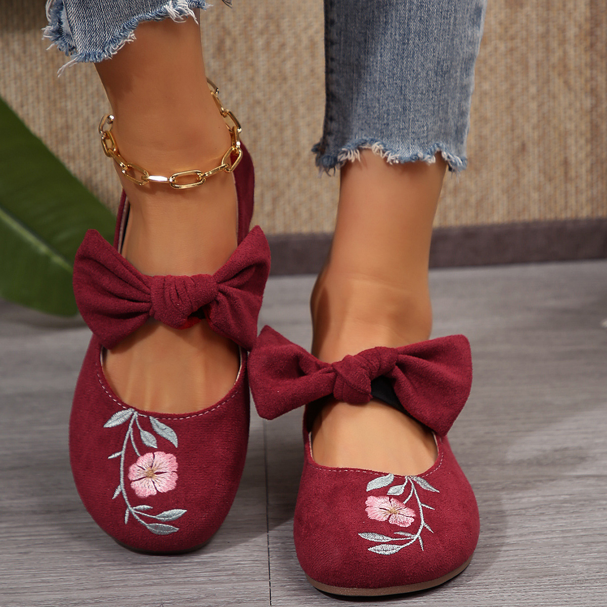 Novos sapatos baixos Mary Jane com fita bordada