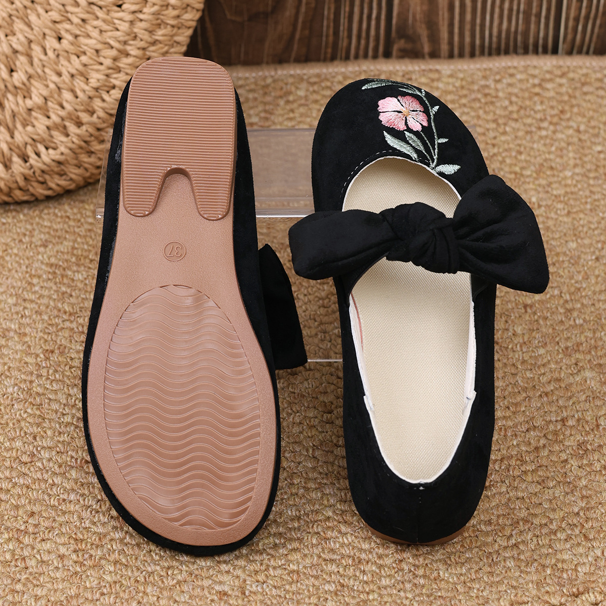 Novos sapatos baixos Mary Jane com fita bordada