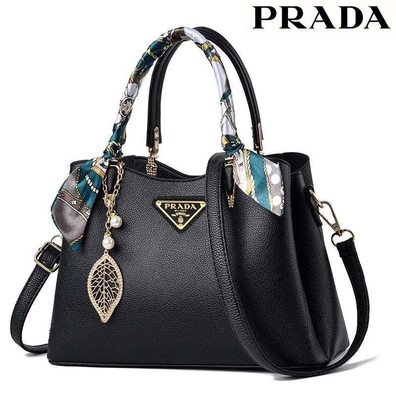 Νέα δερμάτινη τσάντα ώμου Prada 2023