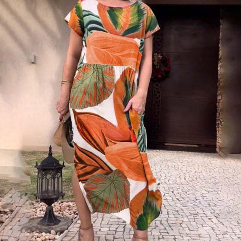 Vestido com estampa de folhas, decote redondo e fenda lateral