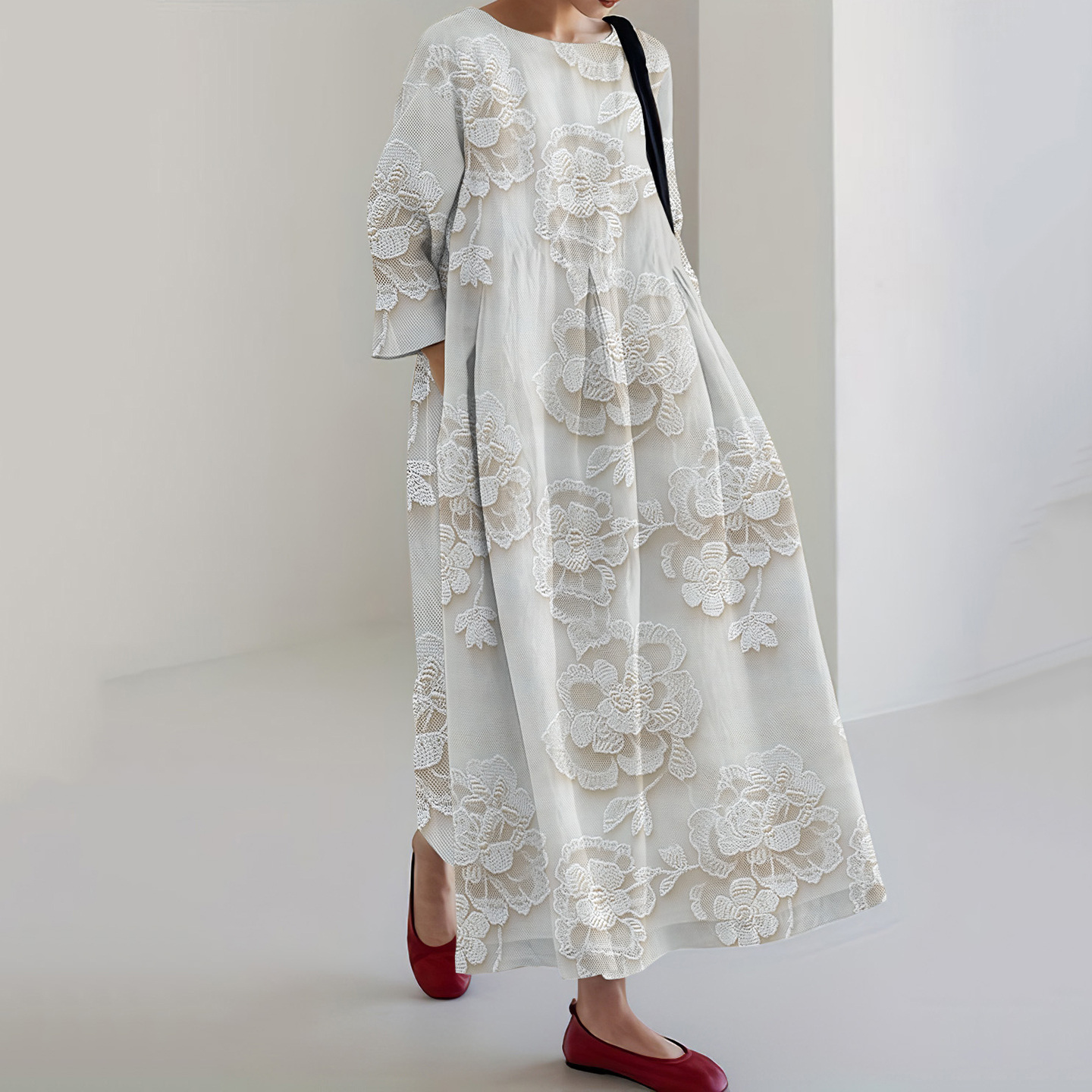 Vestido midi solto com estampa floral de renda e gola redonda