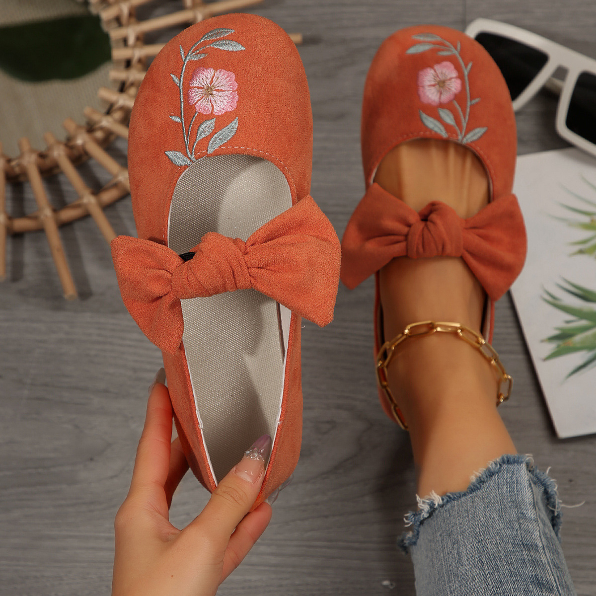 Novos sapatos baixos Mary Jane com fita bordada