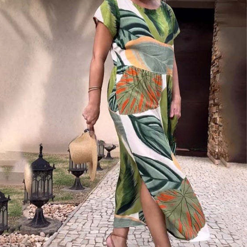 Vestido com estampa de folhas, decote redondo e fenda lateral
