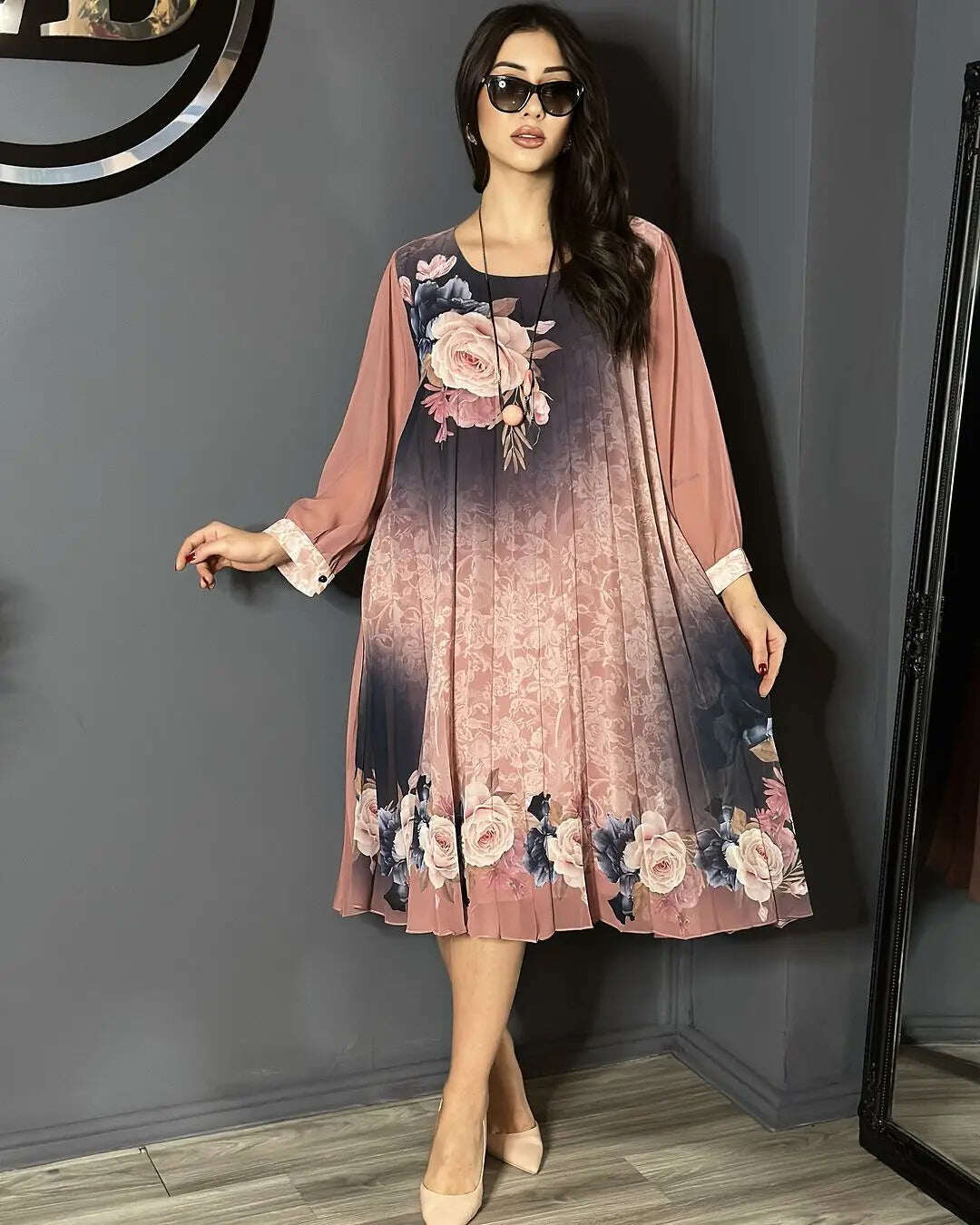 O vestido de tule é decorado com rosas