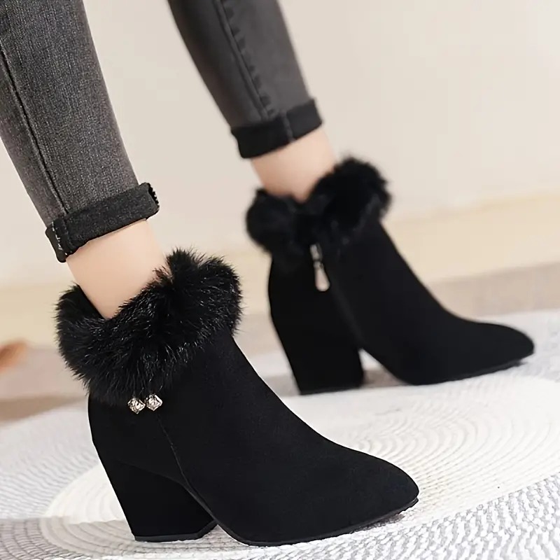 Botins elegantes e simples com bico fino