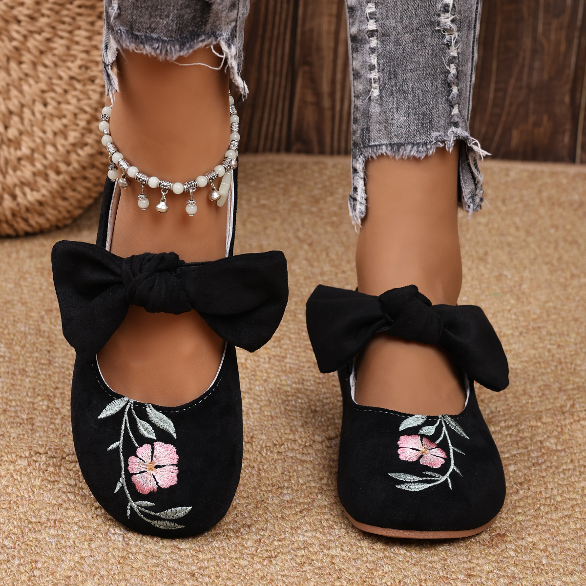 Novos sapatos baixos Mary Jane com fita bordada