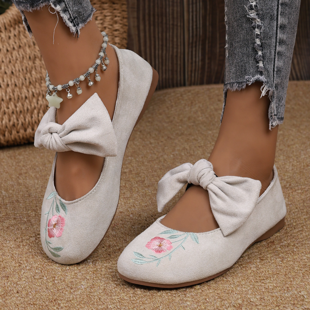 Novos sapatos baixos Mary Jane com fita bordada