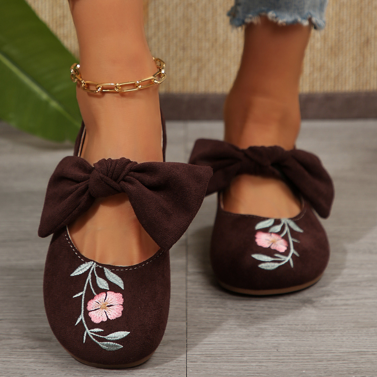 Novos sapatos baixos Mary Jane com fita bordada