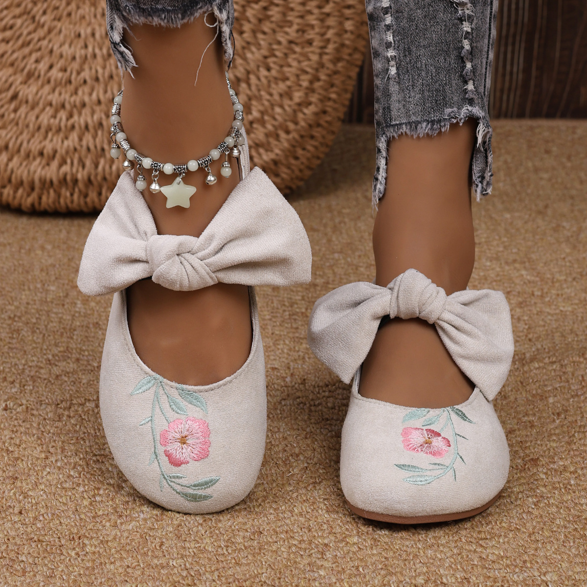 Novos sapatos baixos Mary Jane com fita bordada