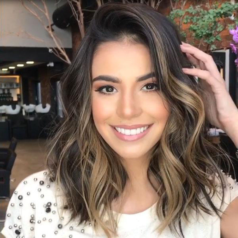 👩‍🦱Wavy shoulder-length hair for women with big waves and brown gradient