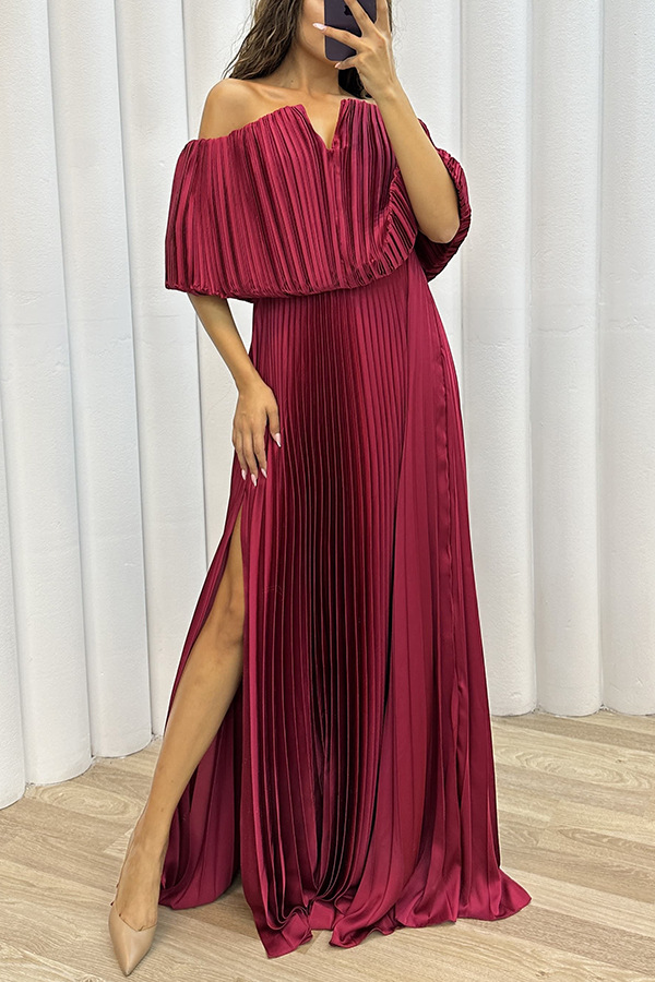 Vestido maxi plissado com ombros largos e cintura elástica